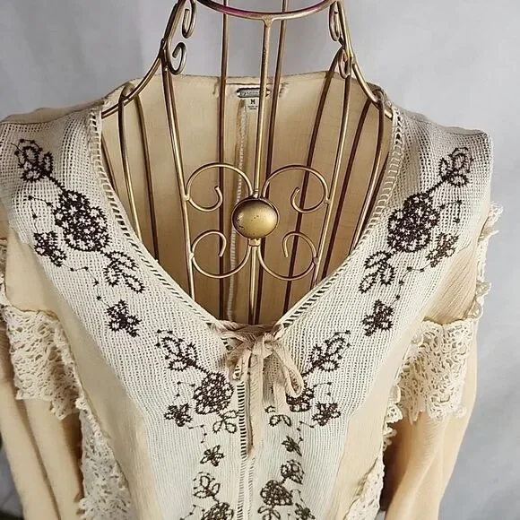 gimmicks Size M Lace & Embroidery Top - Picture 5 of 10